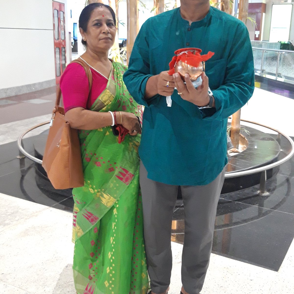 InDulaldas's tweet photo. মায়ের অস্থি বিসর্জন দেবার জন্য বিমানে বেনারস পাড়ি। https://t.co/Px1BEKKLS3