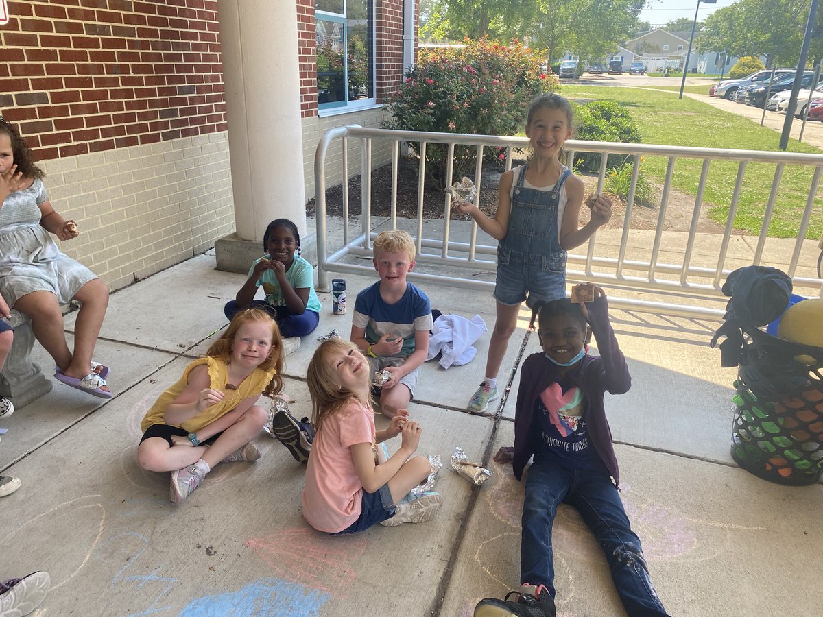 LearnwithLawver's tweet photo. Having some fun learning about the sun...Does the sun give off enough heat to make s'mores?  Well we just had to find out! #sorryaboutthelaundy @WTCookeSchool https://t.co/lxZzMskkDc