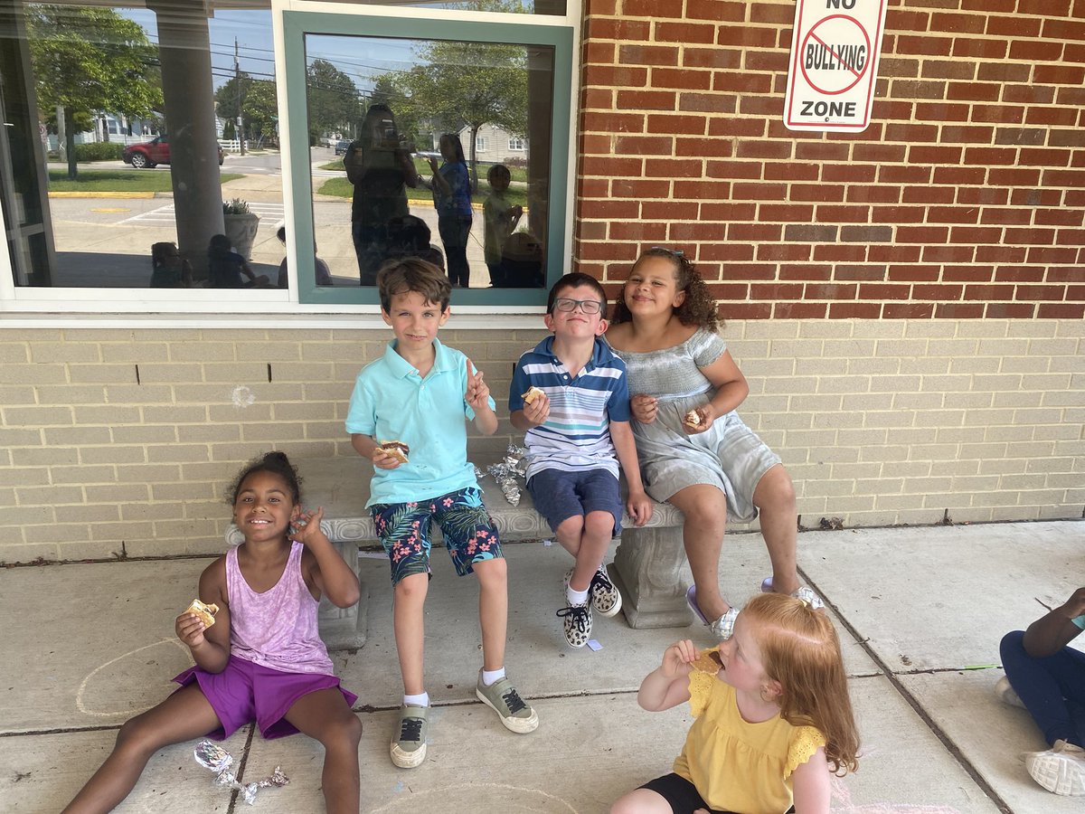 LearnwithLawver's tweet photo. Having some fun learning about the sun...Does the sun give off enough heat to make s'mores?  Well we just had to find out! #sorryaboutthelaundy @WTCookeSchool https://t.co/lxZzMskkDc