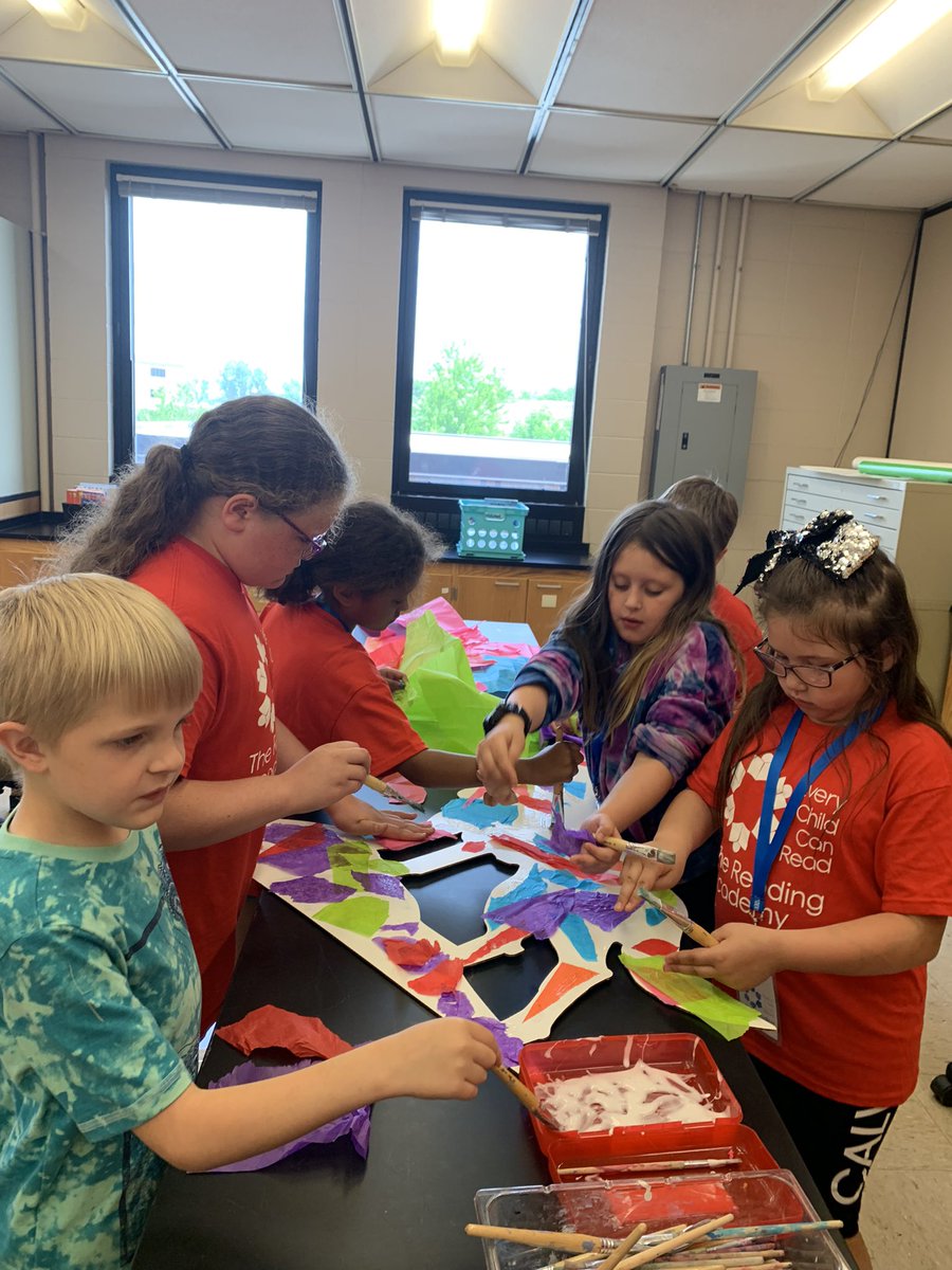 sandrasaylor30's tweet photo. The kids are doing a group project to decorate Rufus for the Every Child Can Read program at IU East. We are getting ready for the parade on Friday. https://t.co/YzyYhMSGHg