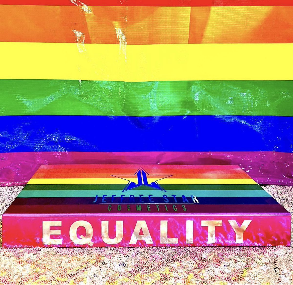 courts_makeup1's tweet photo. Day 151 / 365 days of #365daysofjsc ! EQUALITY Bundle! Happy Pride Month! 🏳️🌈🏳️⚧️💙💚💛🧡❤️💜 @jeffreestar @jeffreestarcosmetics https://t.co/lG1ZbmX2id