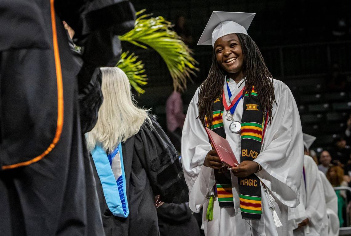 #Classof2022 #MDPCSGrad ⁦<a href="/MDCPS/">Miami-Dade Schools</a> ⁦<a href="/MDCPSNorth/">M-DCPS North Region</a>⁩ ⁦<a href="/SuptDotres/">Jose L. Dotres, Ed.D.</a>⁩ ⁦<a href="/LAUSDSup/">Alberto M. Carvalho</a>⁩ ⁦<a href="/MBSHPTSA/">MBSH PTSA</a>⁩ 
‘Surreal’: Miami Beach High grad accepted to all eight Ivies. Credits speech &amp; debate team 
miamiherald.com/news/local/edu…