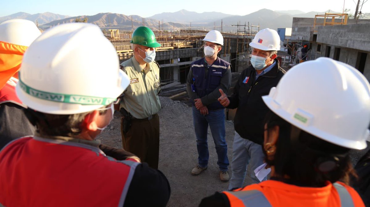 MOP_Atacama's tweet photo. 👷‍♀️☝🏻Seremi @guaita_mauricio, su Equipo Técnico y el Cte. de Carabineros Carlos Meza, inspeccionaron el avance d los trabajos d la nueva Subcomisaria #PedroLeónGallo en #Copiapó. Obra ejecutada x #ArquitecturaMOP q contribuirá a mejorar y potenciar la #SeguridadPública en #Atacama https://t.co/AiQz0ManJv