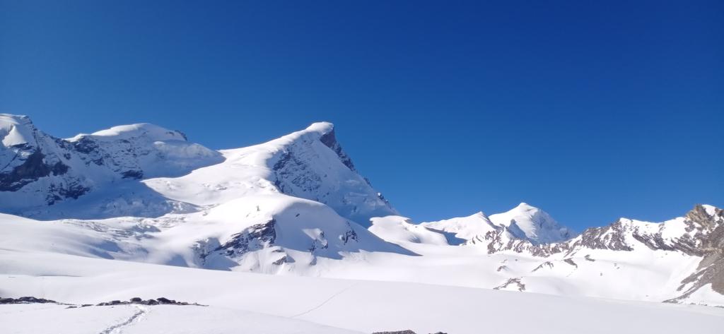 neeraj8848's tweet photo. Scaled Black Peak (Kala Naag, 6387m) as a leader of the 10 member team at 0730 AM-30th May. It is one of the technical peaks in Himalaya. Unassisted, Self supported, Pure climbing. Faced whiteouts, hidden crevasses, heavy winds with snowfall. Great learning.
TY everyone 🙏 https://t.co/Ec6vTc8iqb