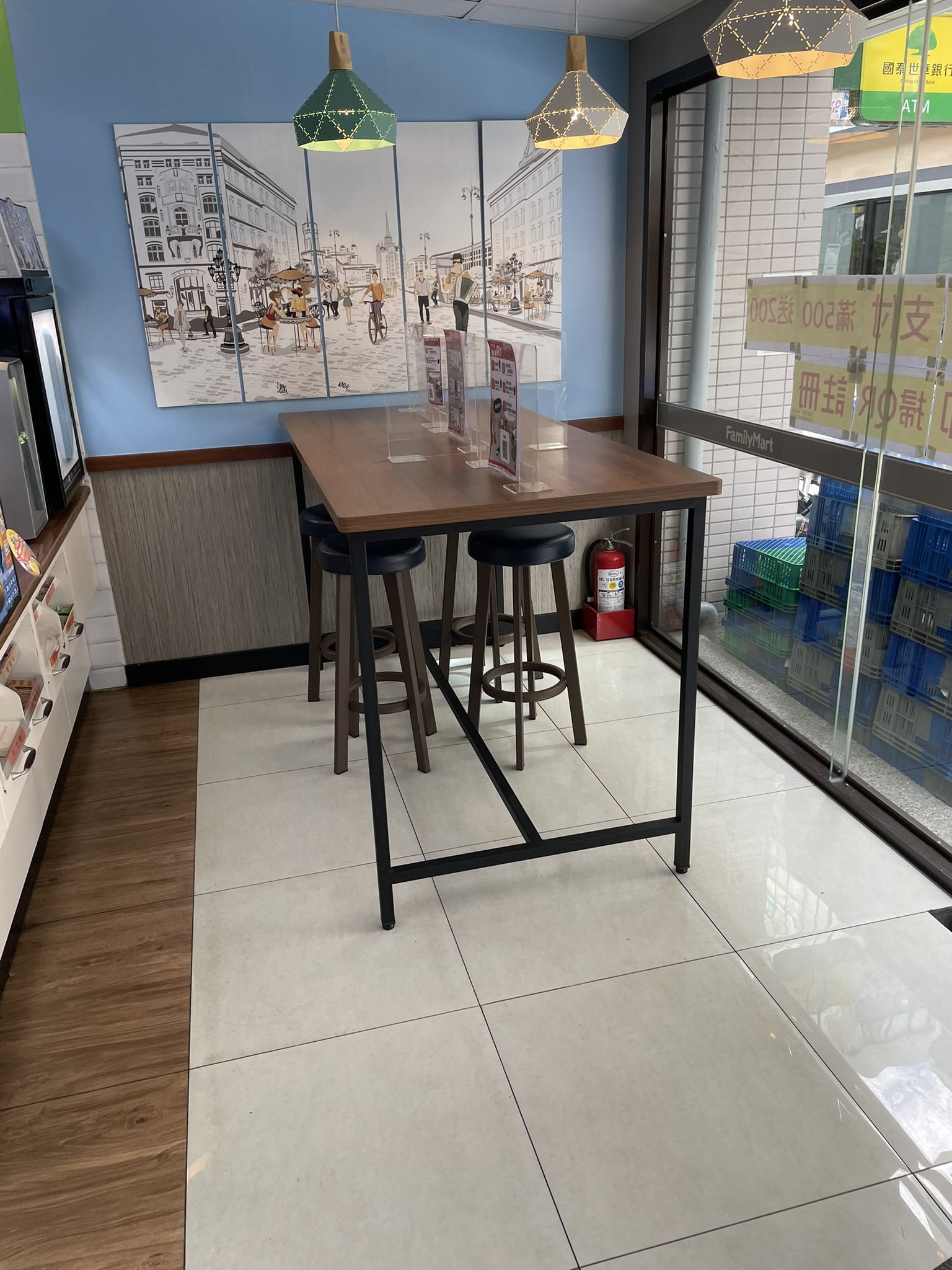 遊学台湾 おはようございます 今日 台北 の天気は曇りで32度 最近台湾ではコンビニの 机の上にもアクリル板が立てられたり 感染拡大防止のため対策がされています 机の 中国語 は桌子 Zhuōzi 台湾 台湾ワーホリ 台湾留学 台湾好きな人と繋がりたい