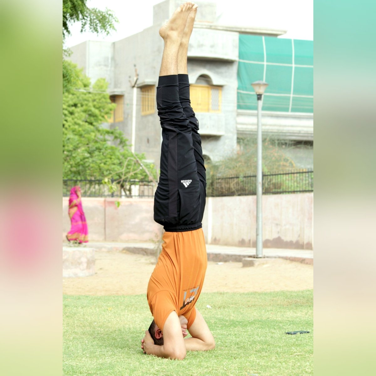 Deepak77910's tweet photo. #योग में आसनों में राजा आसन है #शीर्षासन
#headstandpose 🤸🏻♂️🧘🏻♂️ https://t.co/8hPNqGNjzQ