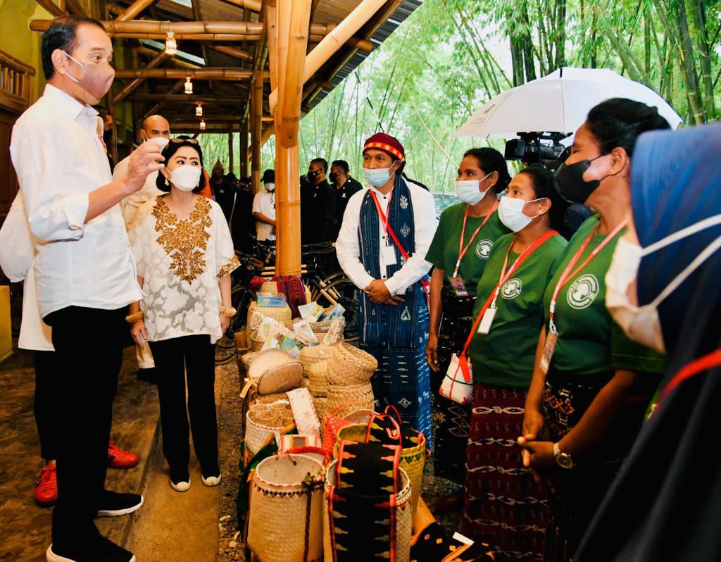 jokowi's tweet photo. Berkunjung ke  Kampus Bambu Turetogo di Ngada, kemarin, saya bertemu dengan Mama-mama Bambu, ibu-ibu dari 7 kabupaten di Flores, NTT. 

Mereka datang ke kampus ini untuk belajar mengenai cara pembibitan bambu di kampus ini, pembesaran, hingga pengelolaan hutan bambu lestari. https://t.co/NfMZ3RLfaH