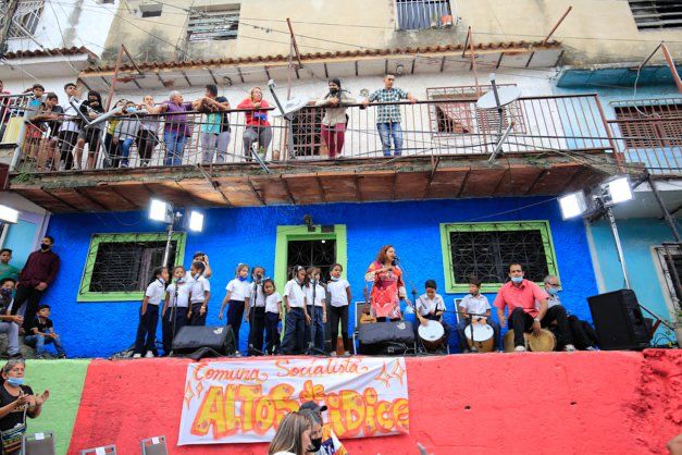 davidjhg's tweet photo. Esta es la verdad que tratan de ocultar. El pueblo la tiene clara y reconoce el trabajo de quien lucha diariamente contra las adversidades. Hoy más que nunca se ratifica que solo en Revolución podremos vencer las más grandes batallas.
¡Seguimos en la calle con @NicolasMaduro! https://t.co/4x2ld1Eo31