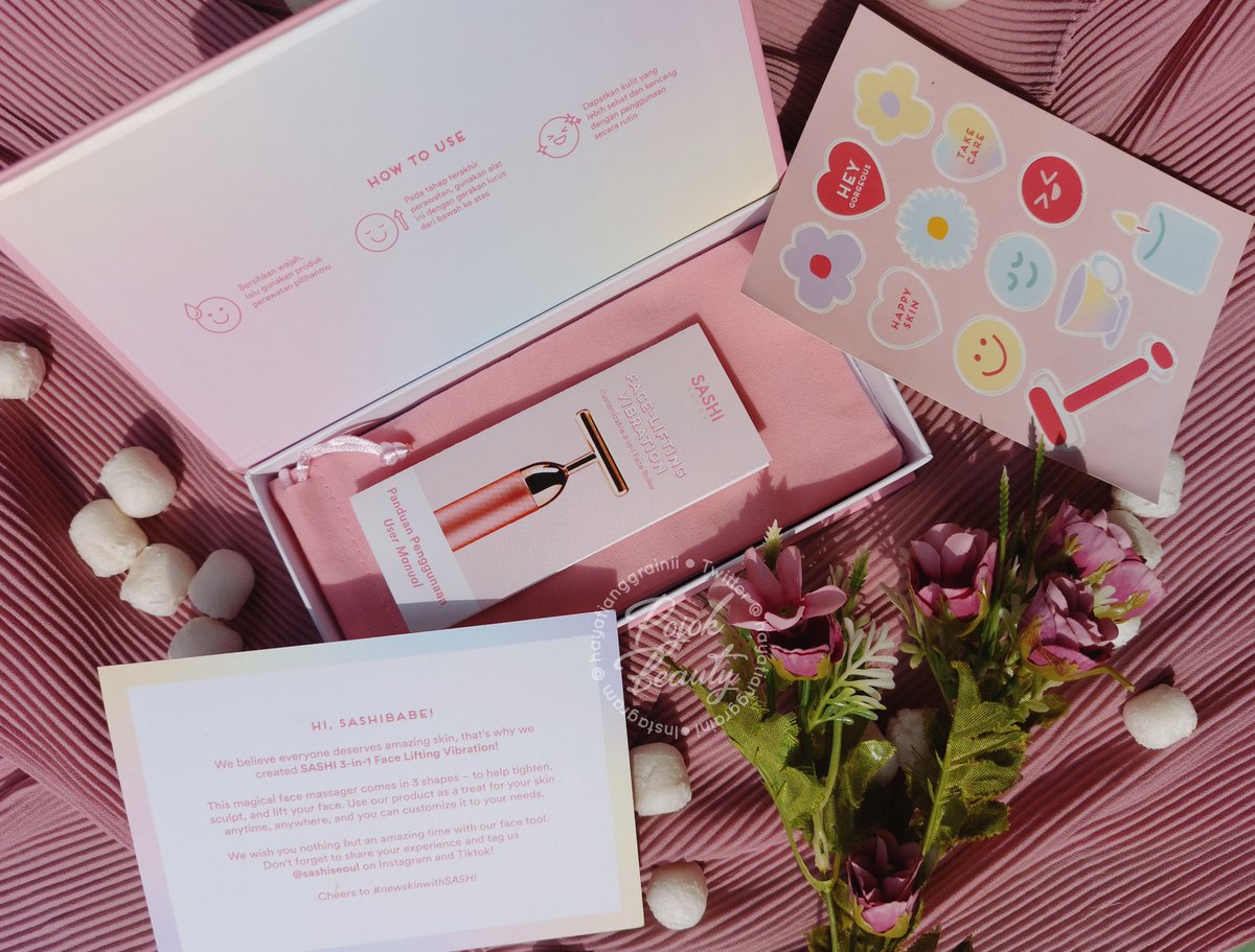 hayddengemz's tweet photo. Sekarang tuh enak banget tau?! Sensasi treatment kulit pakai tools yang inovatif ala salon udah bisa dilakuin sendiri di rumah 

✨️ SASHI SEOUL Face-Lifting Vibration ✨️
Cuztomizable 3-in-1 Face Roller 

#racuninskincare #NewSkinWithSASHI #SASHISeoul #HayReview #GotoGlow https://t.co/C3f9U7j435