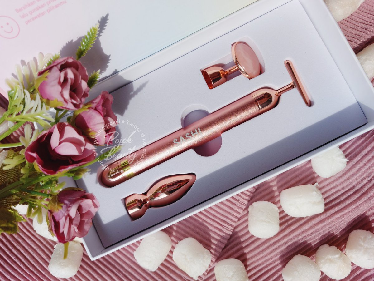hayddengemz's tweet photo. Sekarang tuh enak banget tau?! Sensasi treatment kulit pakai tools yang inovatif ala salon udah bisa dilakuin sendiri di rumah 

✨️ SASHI SEOUL Face-Lifting Vibration ✨️
Cuztomizable 3-in-1 Face Roller 

#racuninskincare #NewSkinWithSASHI #SASHISeoul #HayReview #GotoGlow https://t.co/C3f9U7j435
