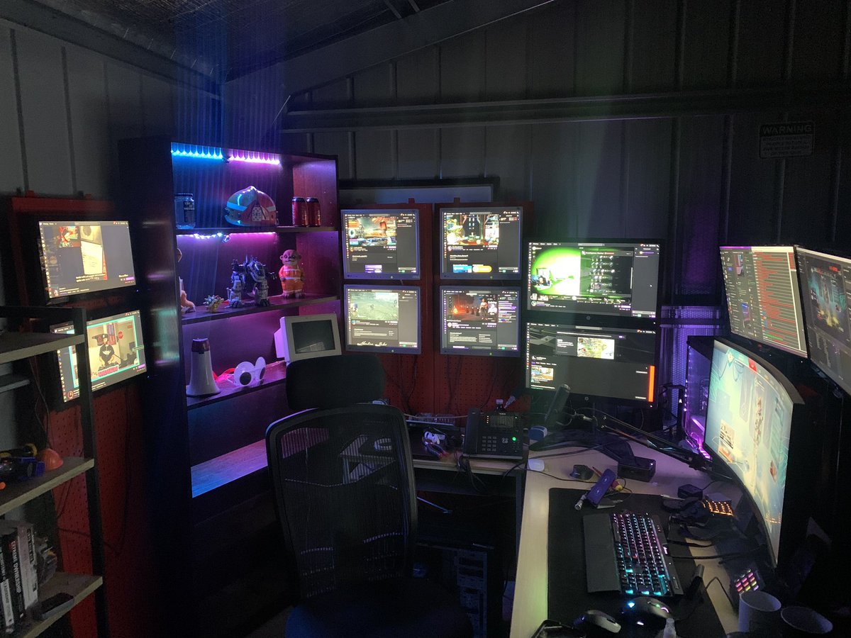 TrentDKnight's tweet photo. @LinusTech I done like me some screens. https://t.co/DgyK8YAQEq