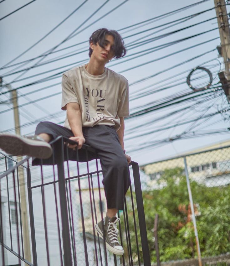 CAROLISVERSO's tweet photo. Jeff 🇪🇦

- 23 anos, trans gay
- Formado em música, trabalha vendendo letras, poemas e tocando no bar do Build
- Na dele até demais
- Ele e Barcode já se beijaram algumas vezes
- Vive numa república onde só moram Tailandeses
- “A vida, infelizmente, tem que ser vivida” https://t.co/R7WSPzIXuO