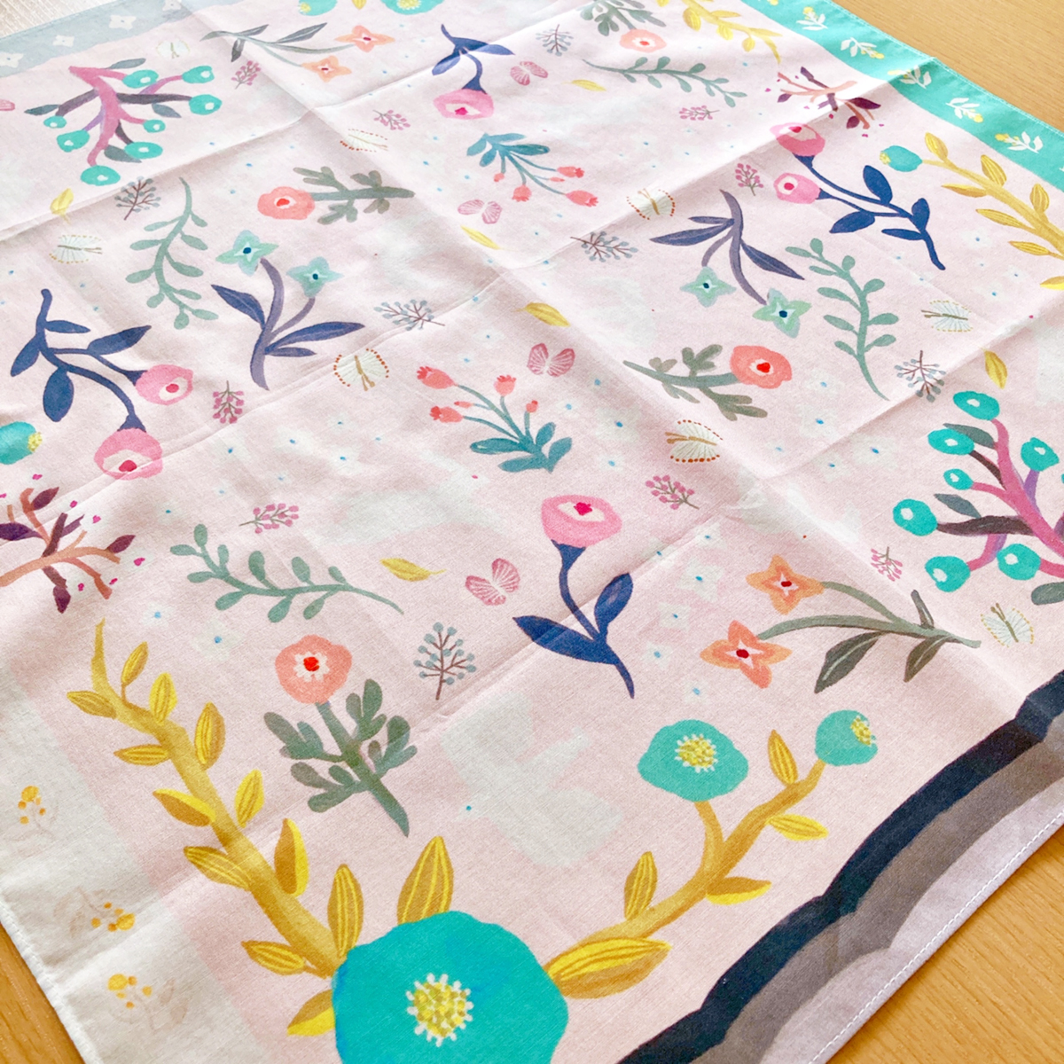 #キャナウのハンカチ屋さん 通販スタート!
私のハンカチ「Ode to Joy」もご購入いただけます。草花と動物が平和や幸せを喜ぶイラストです。4辺の色味や柄を変えてどこを折り目にしても可愛くなるようにしました。全商品 綿100%、国内縫製工場で縫製された大判ハンカチです。
https://t.co/U9SyxXaIon 