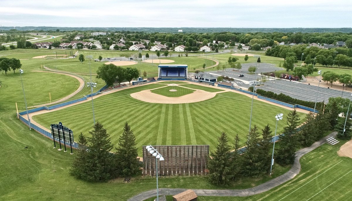 JSchlepStadium's tweet image. I do believe someone was putting in a bit of overtime today! WOW! 🤩 
Any guesses WHO is responsible for this work of art? We&apos;ll give you one guess! ;) #LawnmowerArtist @duane_slaughter @shakopeeindians @tschlepe @ShakopeeCoyotes @CityofShakopee @MinnBaseball @Fox9Sports