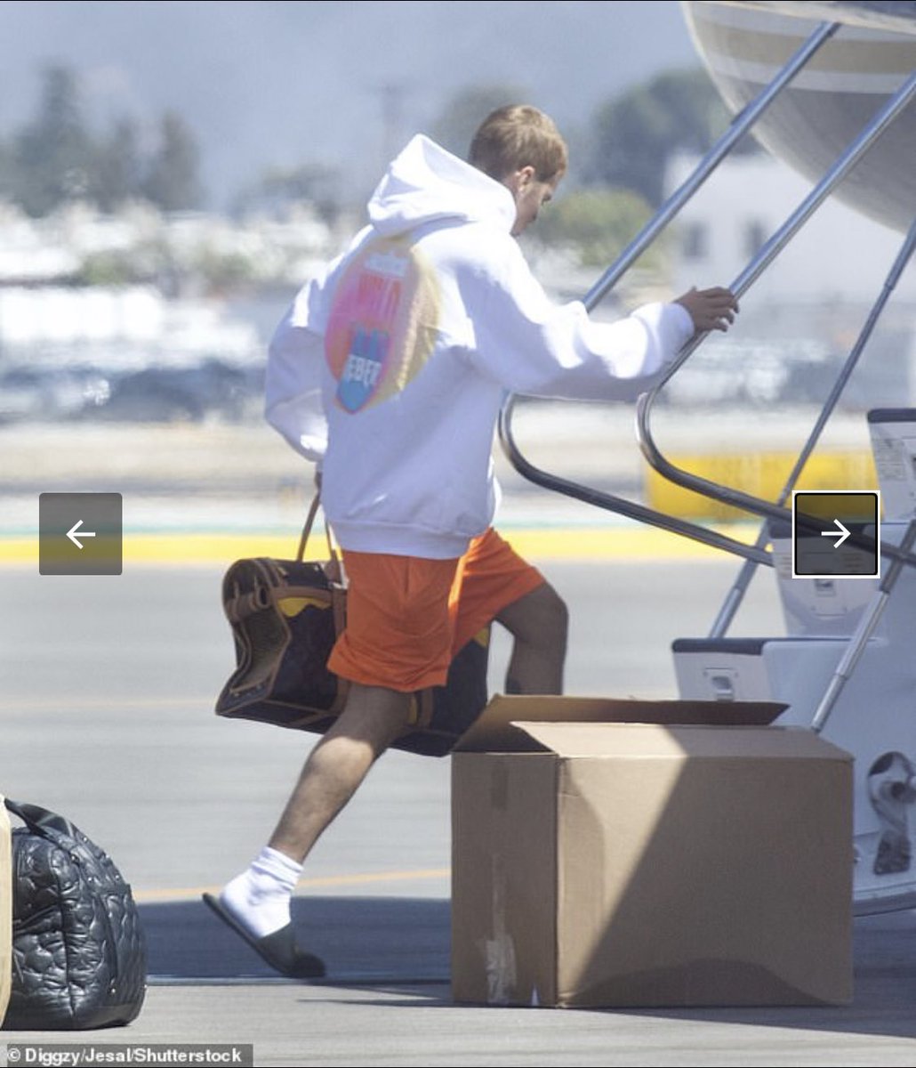sizzlerbiebs's tweet photo. yup imma need this hoodie https://t.co/f6wCA22fWo