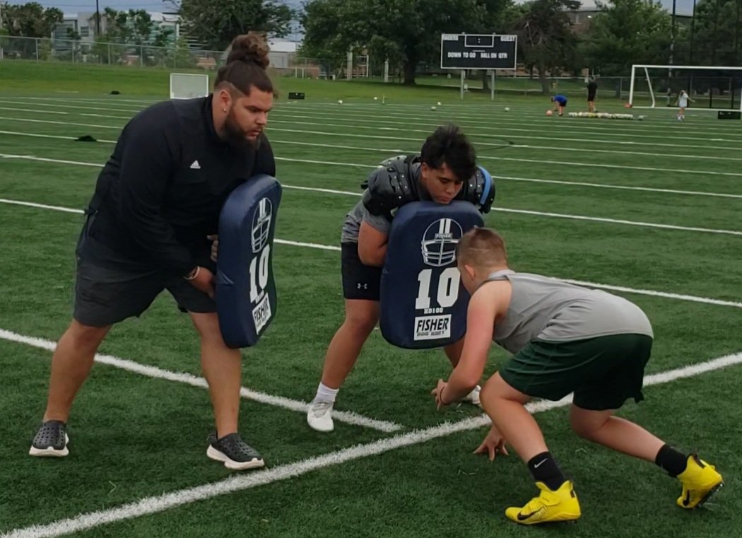 Matt_Savich's tweet photo. @KingstonSavich doubling up his OL/DL workouts tonight with @ChrisGomez54 and @EOE_KC as he continues his preparation for @SMSRaiderFB. 💯🏈 #AllGasNoBrakes #RepxRep #BetterThanYesterday #GetThisWork #FootWorkMatters #Trenches #LetsEat #BeatTheHandsBeatTheMan https://t.co/p4xHwv7uWO
