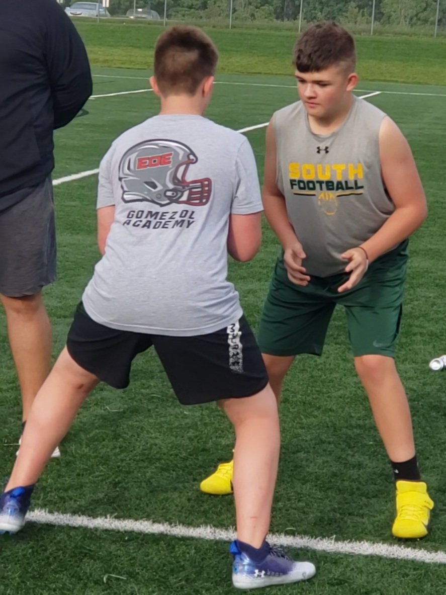 Matt_Savich's tweet photo. @KingstonSavich doubling up his OL/DL workouts tonight with @ChrisGomez54 and @EOE_KC as he continues his preparation for @SMSRaiderFB. 💯🏈 #AllGasNoBrakes #RepxRep #BetterThanYesterday #GetThisWork #FootWorkMatters #Trenches #LetsEat #BeatTheHandsBeatTheMan https://t.co/p4xHwv7uWO