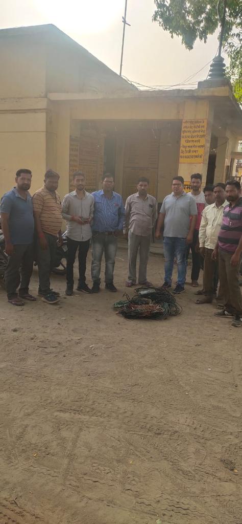 RoadSdo's tweet photo. आज दिनांक 02.06.2022 को प्रातः विद्युत चोरों के खिलाफ अभियान चलाया अभियान में इं. कर��मवीर सिंह उपखंडअधिकारी, इं. राजन सिंह  व इं. चंचल शर्मा अवर अभियंता एवं स्टाफ के सा चेकिंग की गई जिसमें 08 लोग विद्युत चोरी करते पाए गए जिनके विरुद्ध प्राथमिकी दर्ज कराने की कार्रवाई की जा रही है https://t.co/1MGwq3IkpA