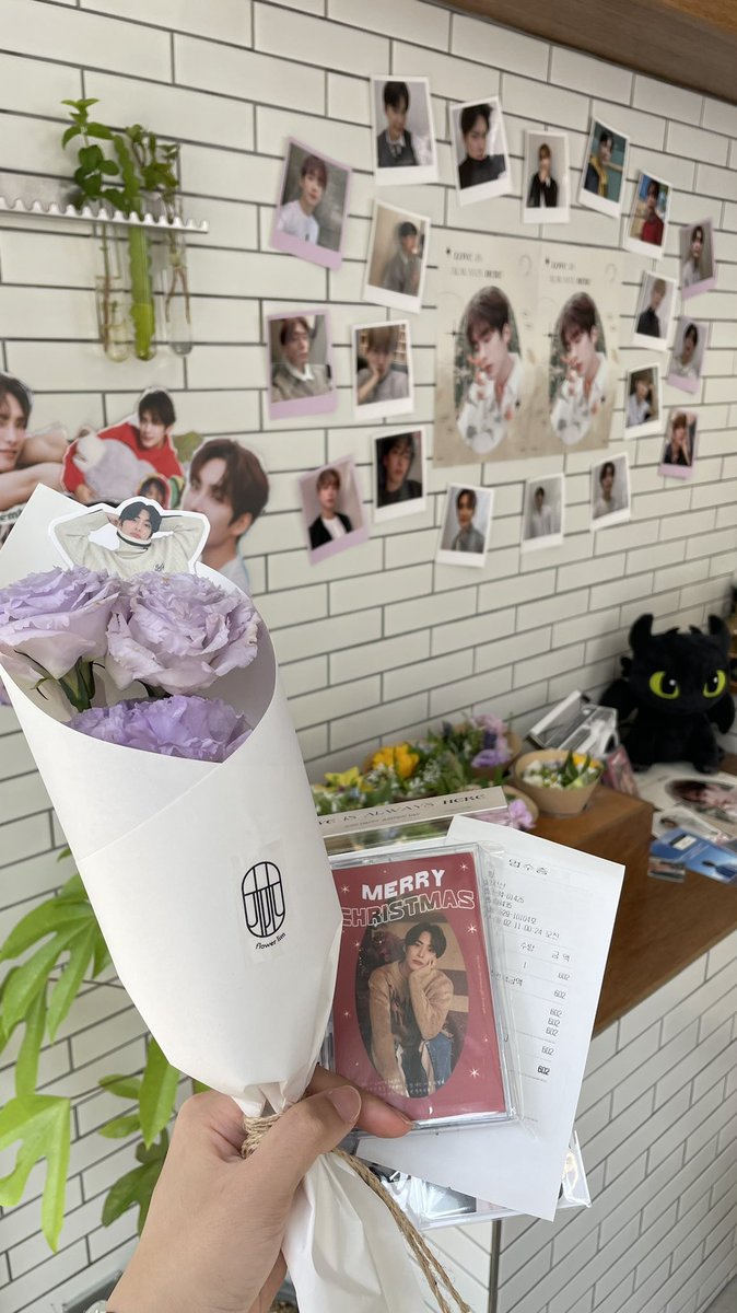 _HYEMINIM's tweet photo. 준희오빠 생일축하해~!❤️‍🔥 꽃이랑 특전들 너무예뻐요ㅠㅠㅠ @UNBOUND602 이벤트 열어주셔서 너무 감사합니다♥️
#사랑은_언제나_준희에게 https://t.co/mXtYp1Ajoa