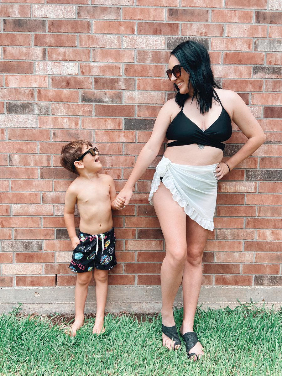 bayleebruce's tweet photo. Uhhh can we make mom-bods cool this summer 😎☀️ https://t.co/vu6OGfTA41