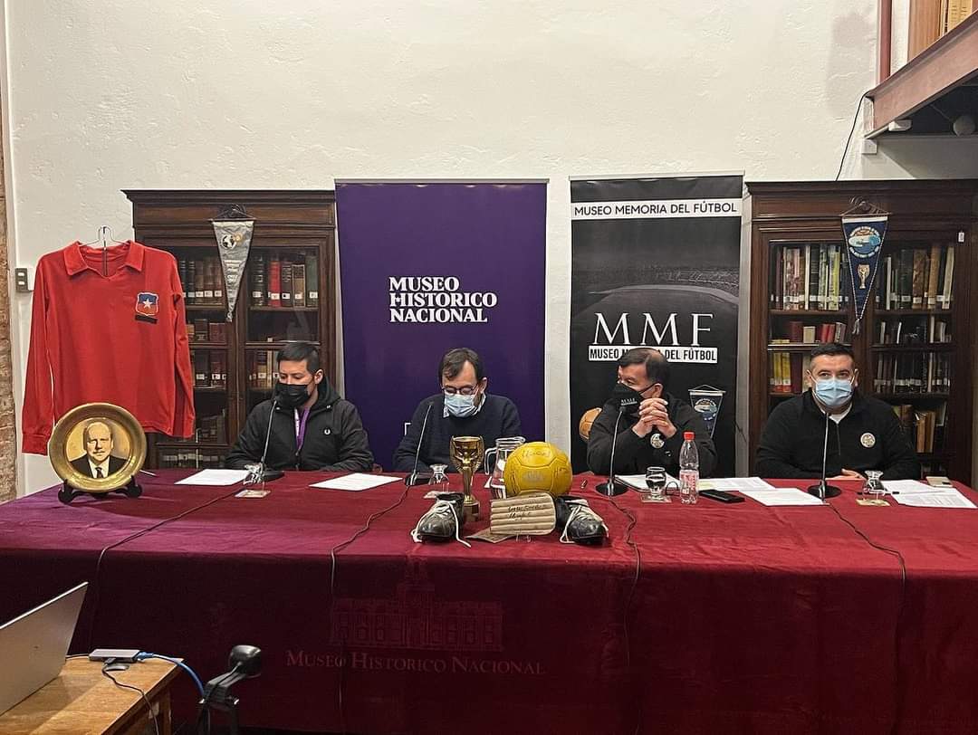 MMF_Chile's tweet photo. Gran actividad esta tarde entre el Museo Memoria del Fútbol y Museo Histórico Nacional para conmemorar los 60 años del Mundial de Chile 1962. Que importante magnificar la importancia de este ¡Seguimos rescatando el patrimonio material e inmaterial del fútbol nacional! @MMF_Chile https://t.co/HPvrRNKjO3