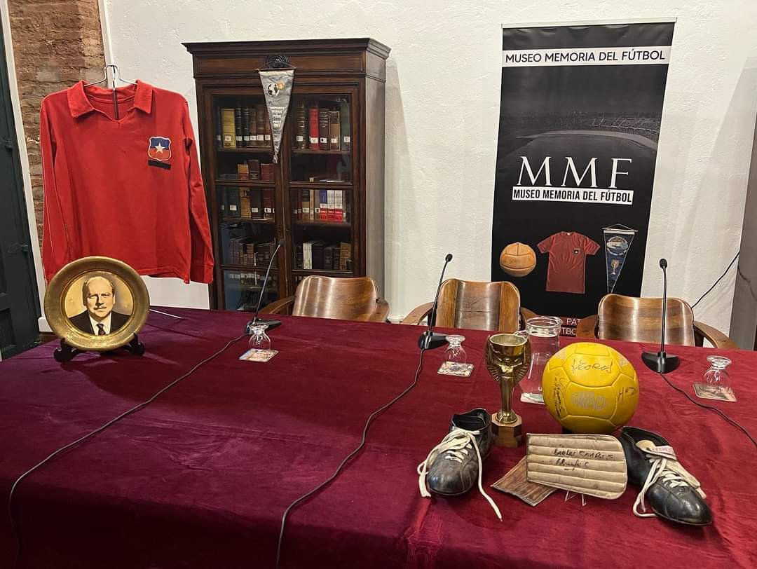 MMF_Chile's tweet photo. Gran actividad esta tarde entre el Museo Memoria del Fútbol y Museo Histórico Nacional para conmemorar los 60 años del Mundial de Chile 1962. Que importante magnificar la importancia de este ¡Seguimos rescatando el patrimonio material e inmaterial del fútbol nacional! @MMF_Chile https://t.co/HPvrRNKjO3
