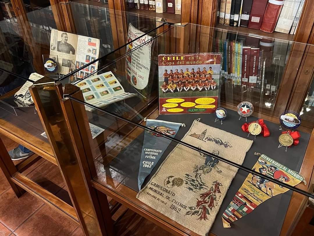 MMF_Chile's tweet photo. Gran actividad esta tarde entre el Museo Memoria del Fútbol y Museo Histórico Nacional para conmemorar los 60 años del Mundial de Chile 1962. Que importante magnificar la importancia de este ¡Seguimos rescatando el patrimonio material e inmaterial del fútbol nacional! @MMF_Chile https://t.co/HPvrRNKjO3