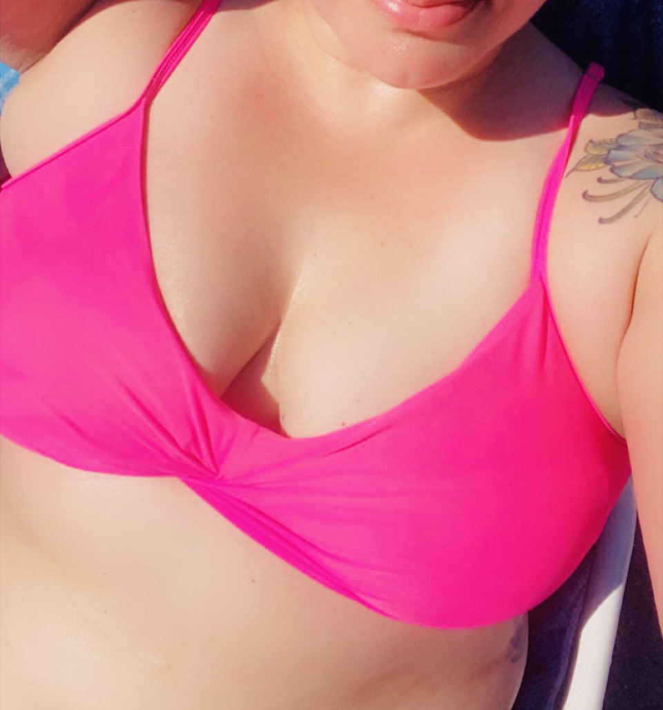 Submit2Sierra's tweet photo. Goddesses pool day the other day! Yes    I’m hot! #findom #sexy #Goddess https://t.co/XUvA8EEL4U