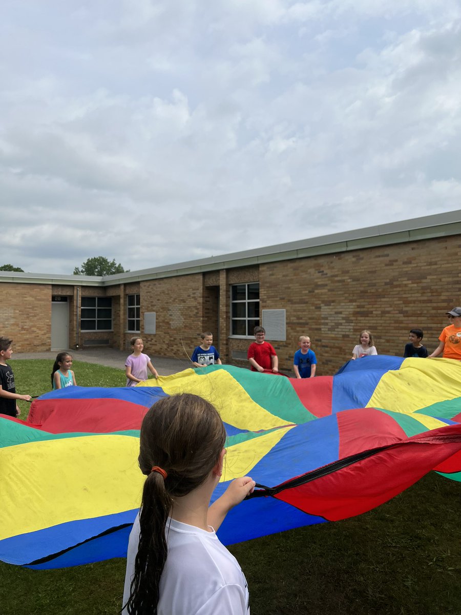 Buch2ndGrade's tweet photo. We had a wonderful Field Day!  ⭐️ #BuchananBears Thank you! @dberggr https://t.co/bAD5Os26YG