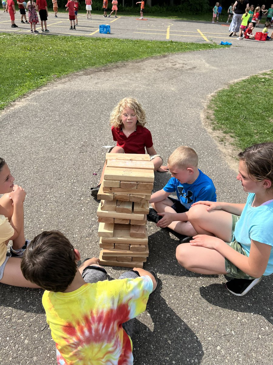 Buch2ndGrade's tweet photo. We had a wonderful Field Day!  ⭐️ #BuchananBears Thank you! @dberggr https://t.co/bAD5Os26YG