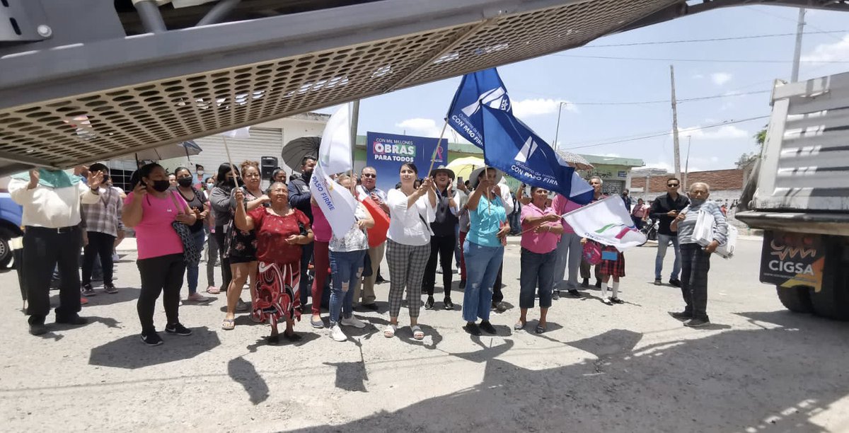 LorenaAlfaroG's tweet photo. Dimos el banderazo de salida a la obra de mantenimiento mayor en la colonia Apatzingán. El acceso de la avenida José María Morelos y Pavón ofrecerá un mejor desplazamiento para las y los ciudadanos. Con #ObrasParaTodos #Irapuato no se quedará atrás 🚧. https://t.co/n0fijwn5lY