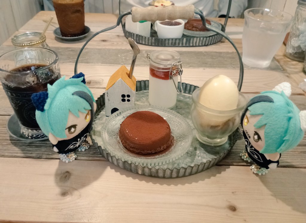twstchocousagi's tweet photo. 昨日はかわいいカフェ☕とポピー畑に行ってきました🌼🌼
#twstぬい撮り部 
#にゃんにゃんうつぼ https://t.co/TB9f725o94