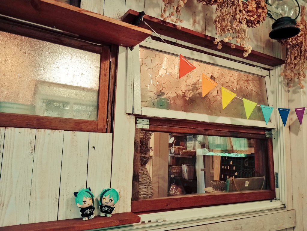 twstchocousagi's tweet photo. 昨日はかわいいカフェ☕とポピー畑に行ってきました🌼🌼
#twstぬい撮り部 
#にゃんにゃんうつぼ https://t.co/TB9f725o94