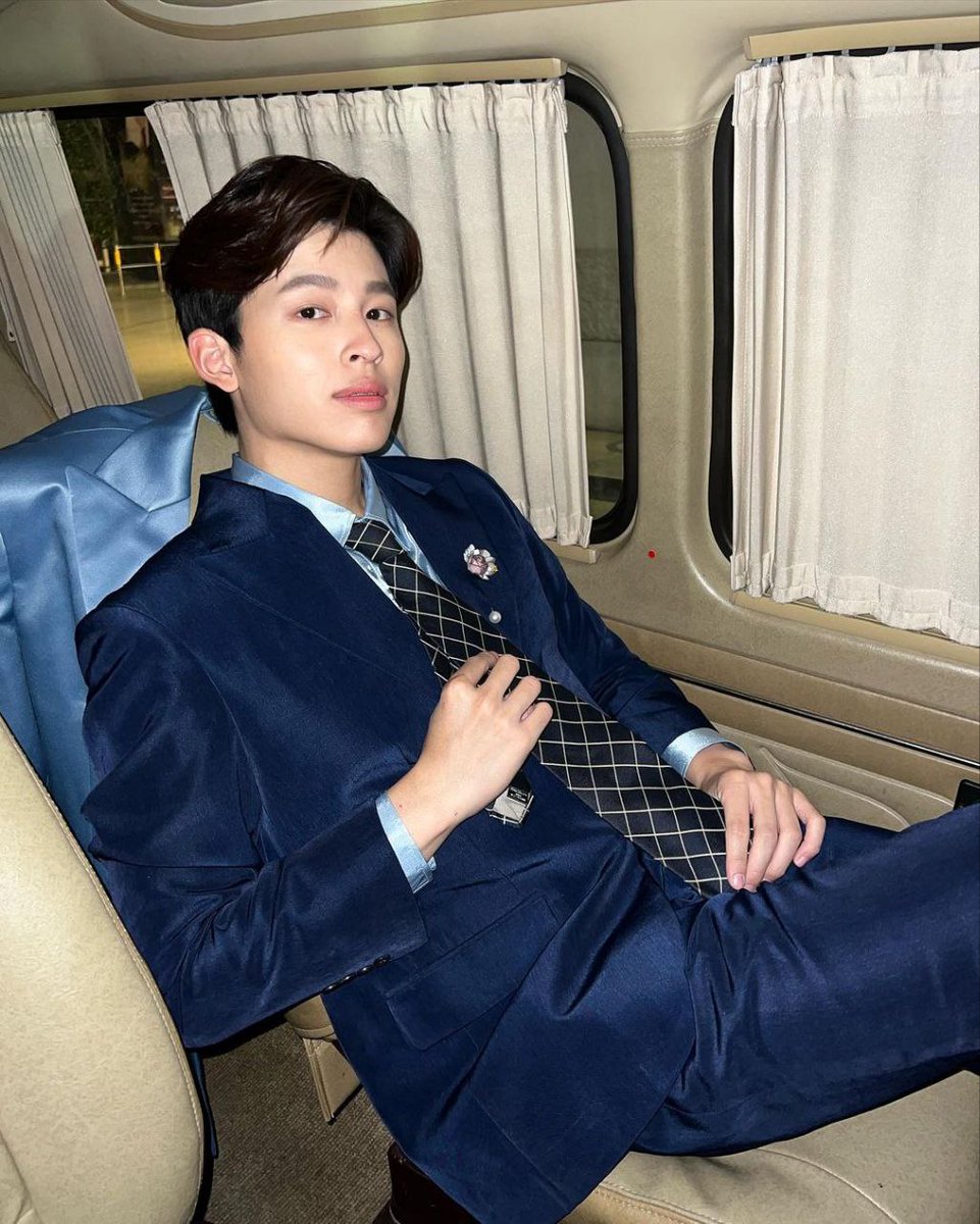 ppnaravit_ph's tweet photo. Man in a suit @ppnaravit
P.S. the 3rd photo though 😍😅
#ppnaravit #PangPond #ปังปอนด์ #gmmtv #ศิลปินไทย #ppnaravitph #pondphuwin #NeverLetMeGo #ปลาบนฟ้า #NARAVITized #FishUponTheSky https://t.co/RFEiInqjKo