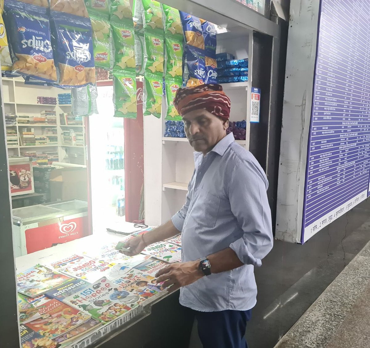 CPRONCR's tweet photo. Crackdown from the highest level...

As the midnight approached, NCR GM Shri Pramod Kumar, disguised as a common passenger and purchased water bottles to check overcharging at Kanpur Central. https://t.co/xdgUMGzGrg