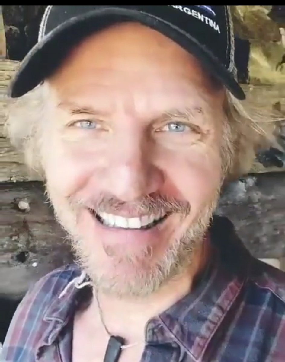 🎶Me gusta la gente
Que cuando te habla
Te mira a los ojos
Te mira de frente

Te dice a la cara
Aquello que siente
Y nada se calla y no tiene dobleces
Me gusta esa gente...🎶

Estas palabras te definen totalmente! <a href="/Facundo_Arana/">Facundo</a> sos de las pocas personas que mira se frente!