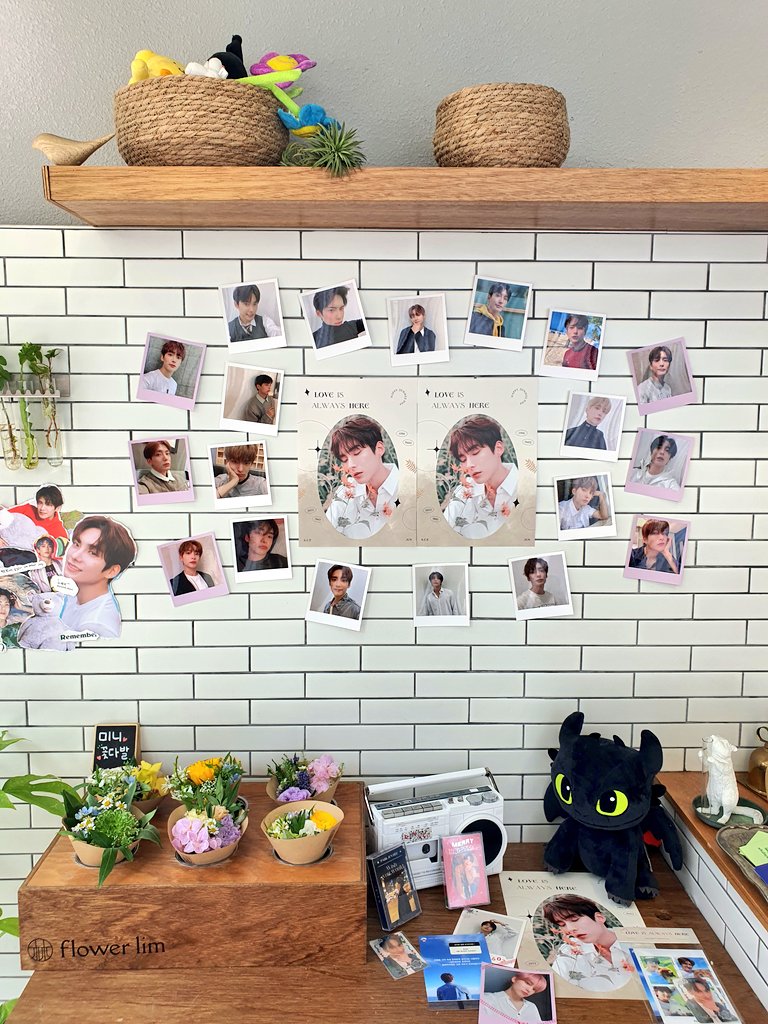 hiblue91's tweet photo. 우리 준이 생일축하해요~♥
오늘 예쁜 꽃과 테이프 잘 받았어요~
@UNBOUND602 감사합니다~
Thank you so much for this pretty event. I will cherish the flower and the freebies ☺️ 

#HAPPY_JUN_DAY
#사랑은_언제나_준희에게
#여름이었다_준희의생일
#ACE #에이스 
#CHOICE #초이스 https://t.co/wJX6uWhx3j