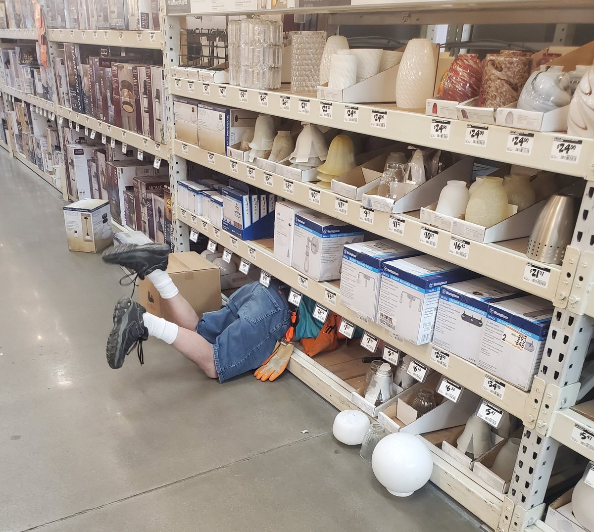 DeborahCrookes's tweet photo. Let the rack diving begin!! #0469 #inventoryprep #searchingforproduct
Thanks Kevin D27!! @zeeepee https://t.co/3EUsq8474T