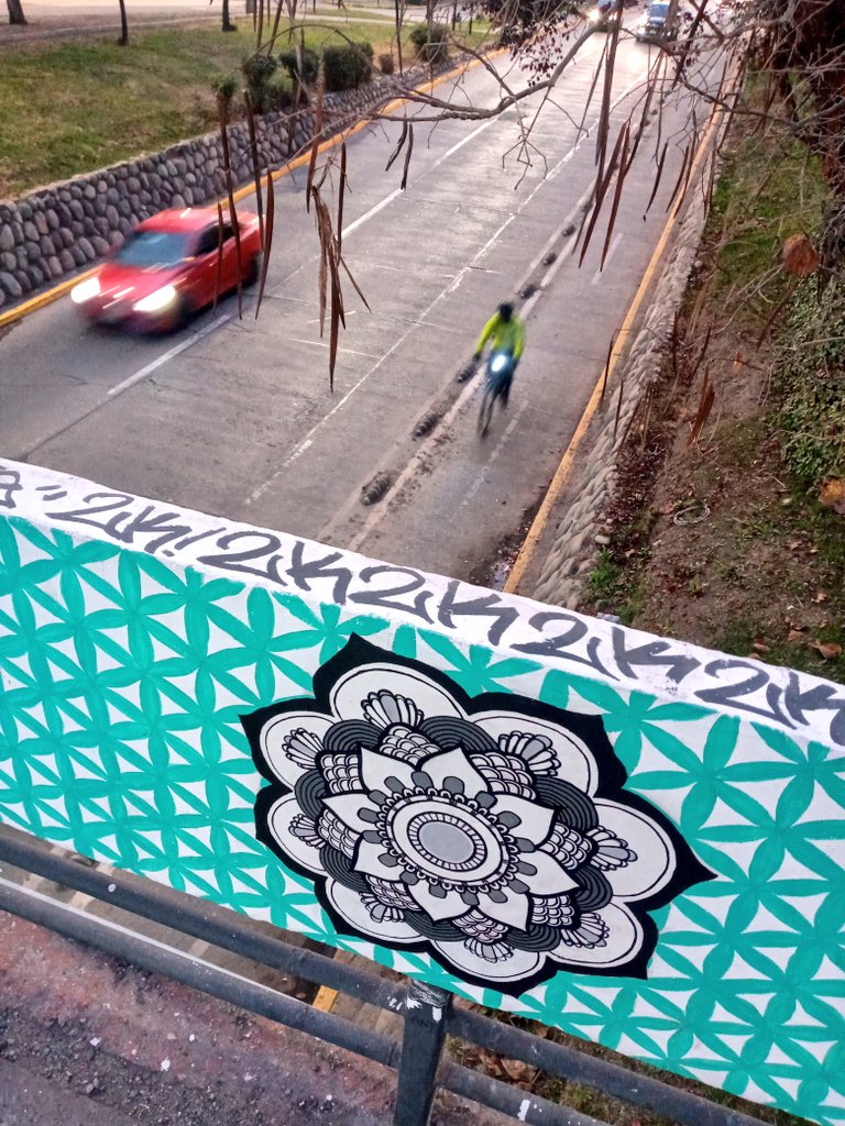 arriagadaPAD's tweet photo. Hoy tuve el privilegio de caminar por el sendero central de la Villa Frei. Que bueno que repararon la iluminación y que el puente peatonal de Duble Almeyda se mantiene bonito. @PuentesVF @nunoando @PatrimonioNunoa @bicivilizate @ReconquistaONG https://t.co/nXyFda0Nvu