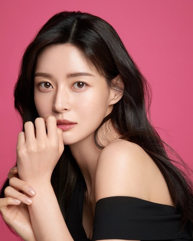 KwonNaraUpdates's tweet photo. 220602 | Actress #KwonNara has signed an exclusive contract with C-JeS Entertainment. ❤️✨
"We have signed an exclusive contract with actress Kwon Nara, who has been a popular actress by performing a wide range of roles in various works and characters."
#권나라 #CJeSEnt https://t.co/2mJTVBTsMD