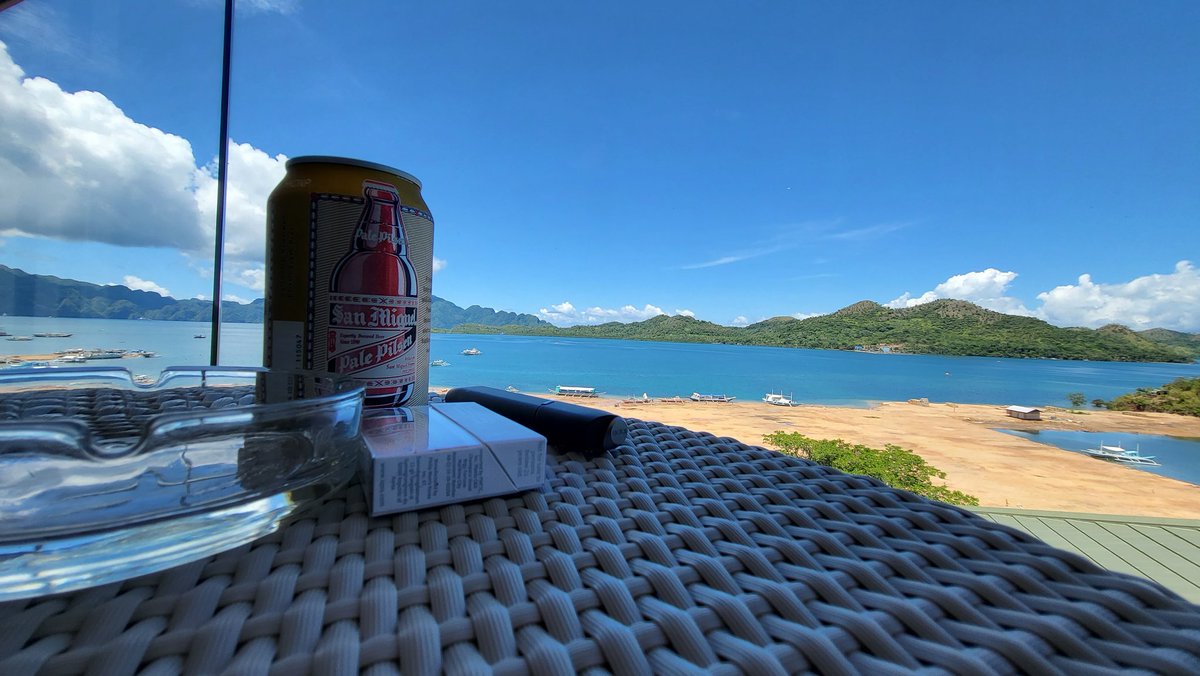bobetl's tweet photo. must be a happy hour somewhere https://t.co/BjmFfWx2VD