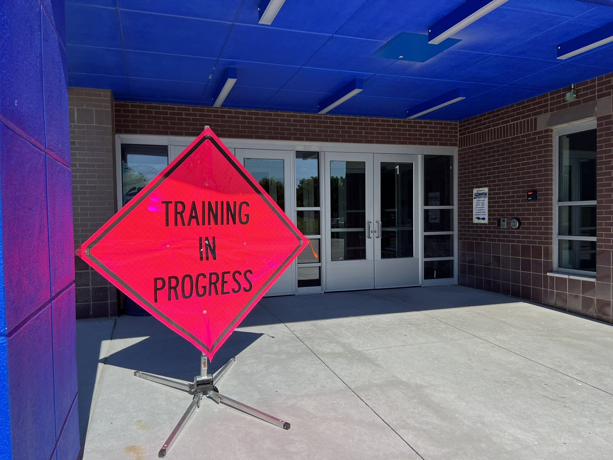KearneyPolice's tweet photo. Training is the foundational component to a decisive response from our joint Emergency Services Unit @KearneyPolice &amp; @BuffaloCountySO ESU Operators continual preparation for the safety of our community!  #Disciplined #Professionals https://t.co/pCAlSeS9Jg