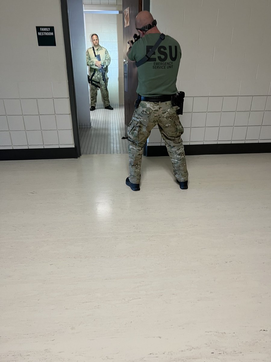 KearneyPolice's tweet photo. Training is the foundational component to a decisive response from our joint Emergency Services Unit @KearneyPolice &amp; @BuffaloCountySO ESU Operators continual preparation for the safety of our community!  #Disciplined #Professionals https://t.co/pCAlSeS9Jg