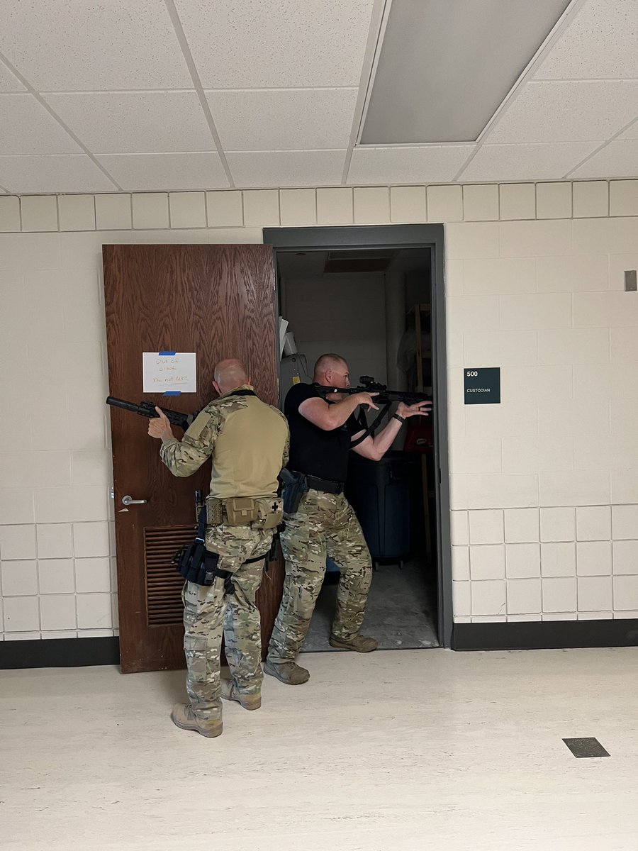 KearneyPolice's tweet photo. Training is the foundational component to a decisive response from our joint Emergency Services Unit @KearneyPolice &amp; @BuffaloCountySO ESU Operators continual preparation for the safety of our community!  #Disciplined #Professionals https://t.co/pCAlSeS9Jg