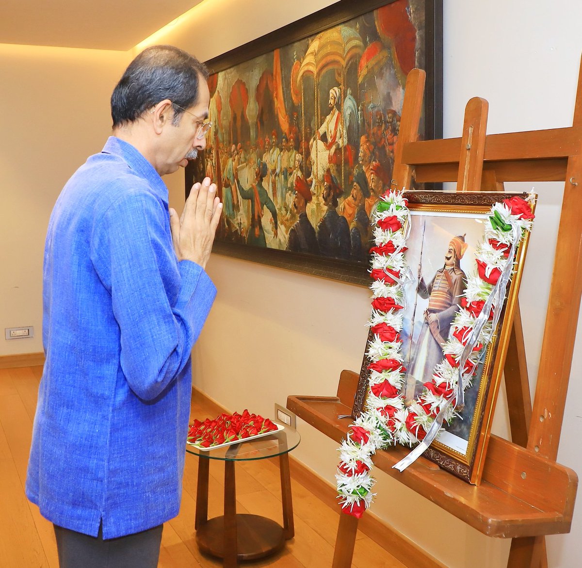 CMOMaharashtra's tweet photo. महापराक्रमी महाराणा प्रतापसिंह जयंतीनिमित्त आज मुख्यमंत्री उद्धव बाळासाहेब ठाकरे यांनी त्यांच्या प्रतिमेस पुष्पहार अर्पण करून विनम्र अभिवादन केले. https://t.co/A3Y9qbHT39