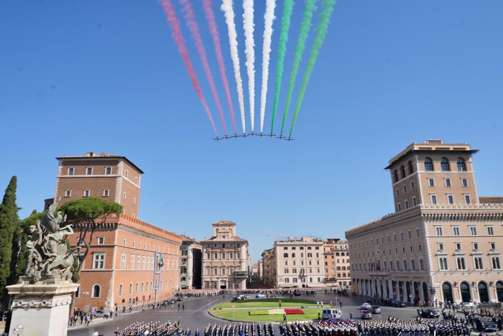 MinisteroDifesa's tweet photo. #2giugno
L'emozionante passaggio delle #FrecceTricolori sull'Altare della Patria per rendere omaggio ai Caduti #FestadellaRepubblica. https://t.co/QCHtrjjYl2