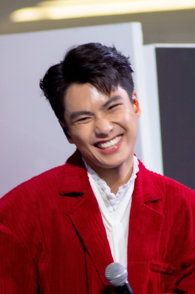 ohmpawatthourly's tweet photo. #ohmpawat #sharismashowcase https://t.co/QUqAucTm80