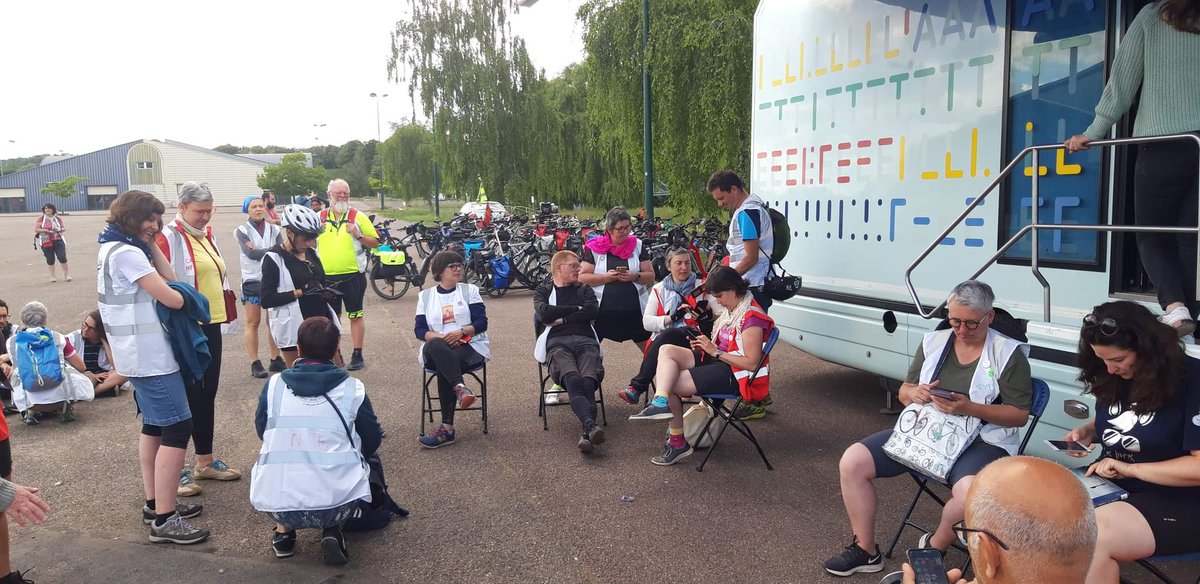 BDMeuse's tweet photo. Découverte de l'outil de #dessertedocumentaire, enjeux numériques et présentation des matériels, bref, des échanges très stimulants au rendez-vous avec nos collègues 🚴‍♀️
C'est à l'hôtel de ville de Verdun que nous nous sommes quittés après discours et petits fours... 

⬇️⬇️⬇️ https://t.co/HfLObpCQic