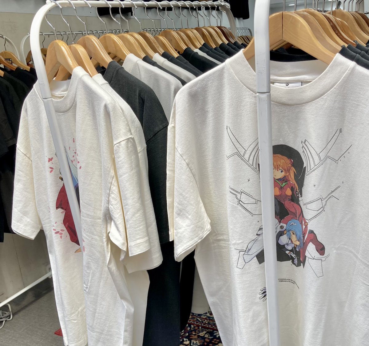 ebisubashi's tweet photo. 戎橋筋商店街にバンド・アニメ・シネマ・HIP HOP系のプリントTシャツを販売するポップアップショップが登場!常時300点以上商品を取り揃えてます。場所は551蓬莱本店の少し南側。7月末まで営業。
https://t.co/r8CuAVUdb2
#flexink #戎橋筋商店街 https://t.co/yP0yFKFgWT