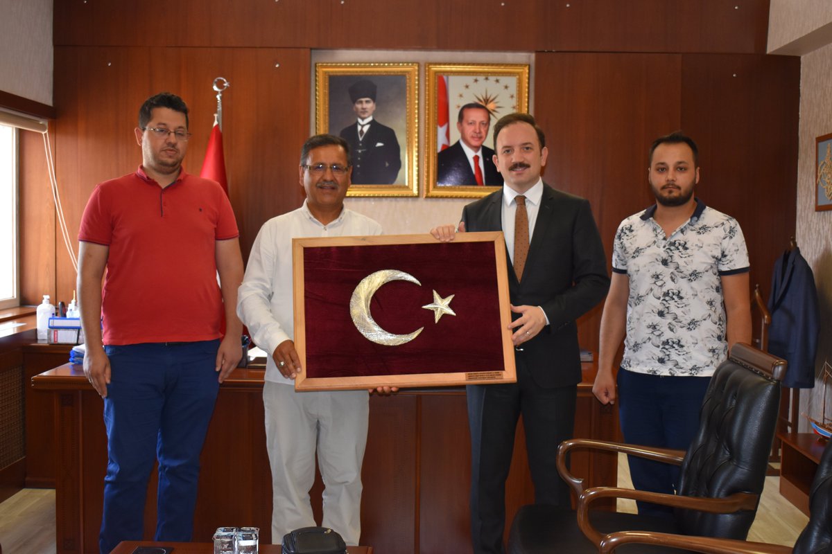 Hasan Hüseyin Akdoğan Mesleki ve Teknik Anadolu Lisesi Müdürü Aydın Bozkurt, Müdür Yrd. Tuncay Sever, Mobilya ve İç Mekan Tasarım Öğretmeni Tuncay Güneş, Döner Sermaye kapsamında yapılan çalışmaların tanıtımı ile ilgili Sayın Kaymakamımız Göksu Bayram’ı Makamında ziyaret etti.
